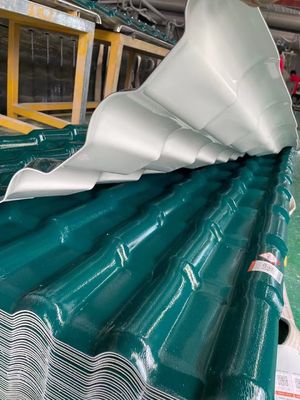 Haute résistance aux intempéries Carreaux de toiture en PVC espagnol avec revêtement ASA ignifuge et couche isolante thermique composite pour la protection