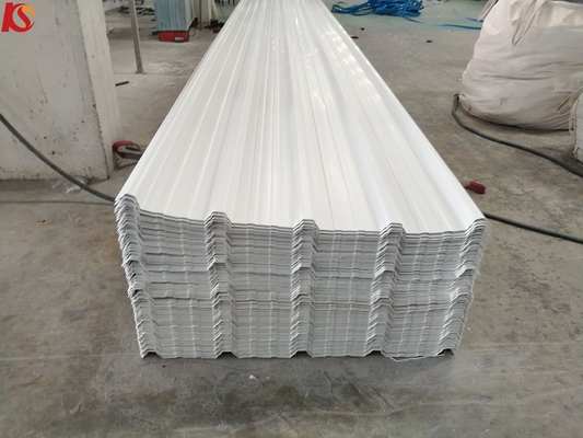 Carreaux de toiture ondulée en UPVC personnalisés largeur 930 mm pour les matériaux traditionnels et durables dans l'entrepôt