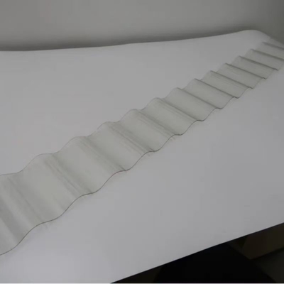 Faisceau de toiture en polycarbonate hautement brillant pour toiture ondulée 720 mm Largeur et conception écologique Densité 1,2 G/m3